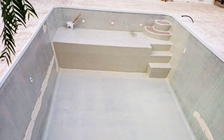 Application de résine polyester pendant la rénovation de la coque Photo montrant la nouvelle piscine prendre forme après l'application de la résine polyester