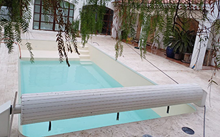 Fin de la rénovation de la coque et remise en eau Photo de la piscine rénovée en train d'être remplie d'eau