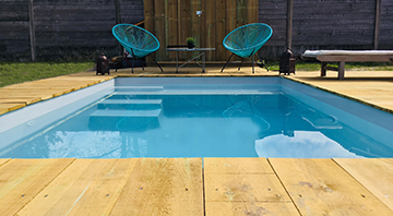 Photo d'une mini piscine coque installée à Saint-Étienne par Zen Garden