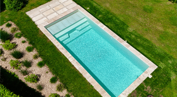 Photo d'une piscine coque avec volet immergé installée à Saint-Just-Saint-Rambert