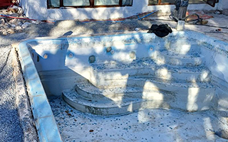 Escalier initial avant transformation et rénovation de la coque Photo de l'escalier d'angle initial avant rénovation de la coque