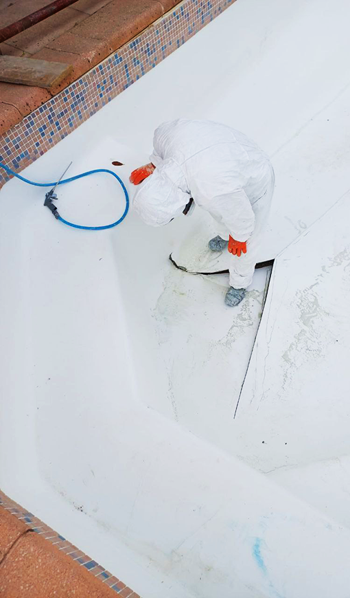 Rénovation de piscine coque dans la Loire Photo d'une réparation en cours d'une fissure sur un piscine coque à Montbrison