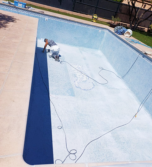 Photo d'un technicien en train de réparer une piscine coque à Firminy